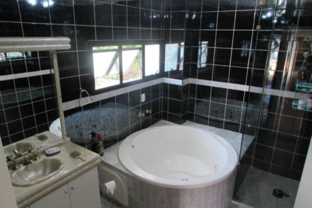 Casa de Alto Padrão com 5 Suítes e Lazer Completo– Guarujá