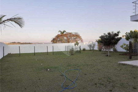 Casa à venda com 5 quartos, sendo 4 suítes, no condomínio Village Saint Charbel, Araçoiaba da Serra - SP