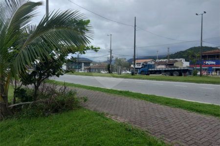 Sobrado à venda com 2 quartos, sendo 1 suíte, em Estância Balneária Hawai, Caraguatatuba, SP