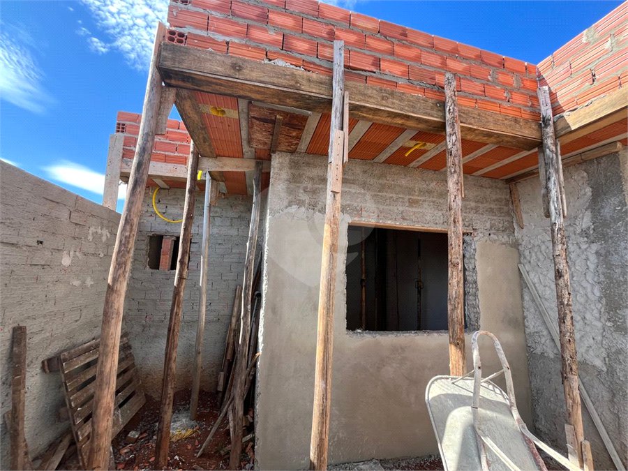 Casa à venda com 2 quartos, sendo 1 suíte,  no condomínio Tivolli, Itapetininga - SP