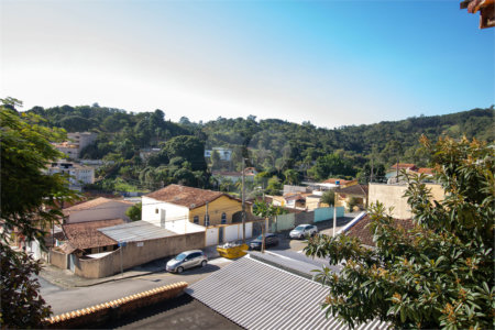 Sobrado à venda com 4 quartos, sendo 1 suíte,  em Vila Aguiar, São Roque, SP