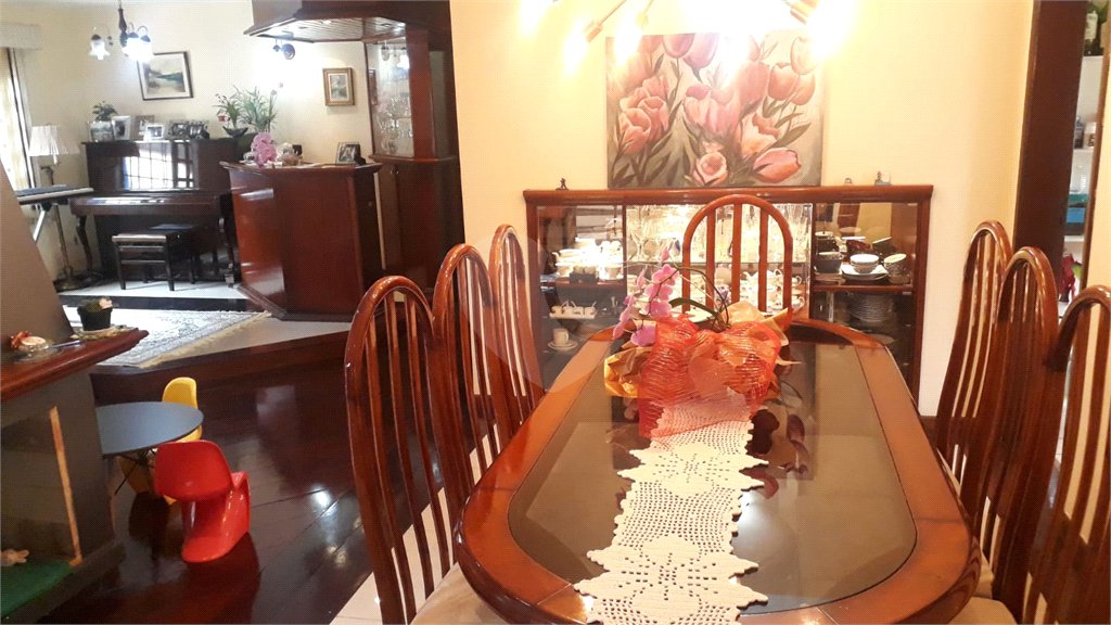 Casa à venda com 5 quartos, sendo 3 suítes,  em Vila Oliveira, Mogi das Cruzes, SP