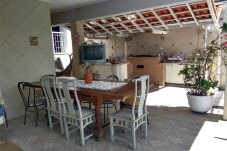 Casa à venda com 5 quartos, sendo 3 suítes,  em Vila Oliveira, Mogi das Cruzes, SP