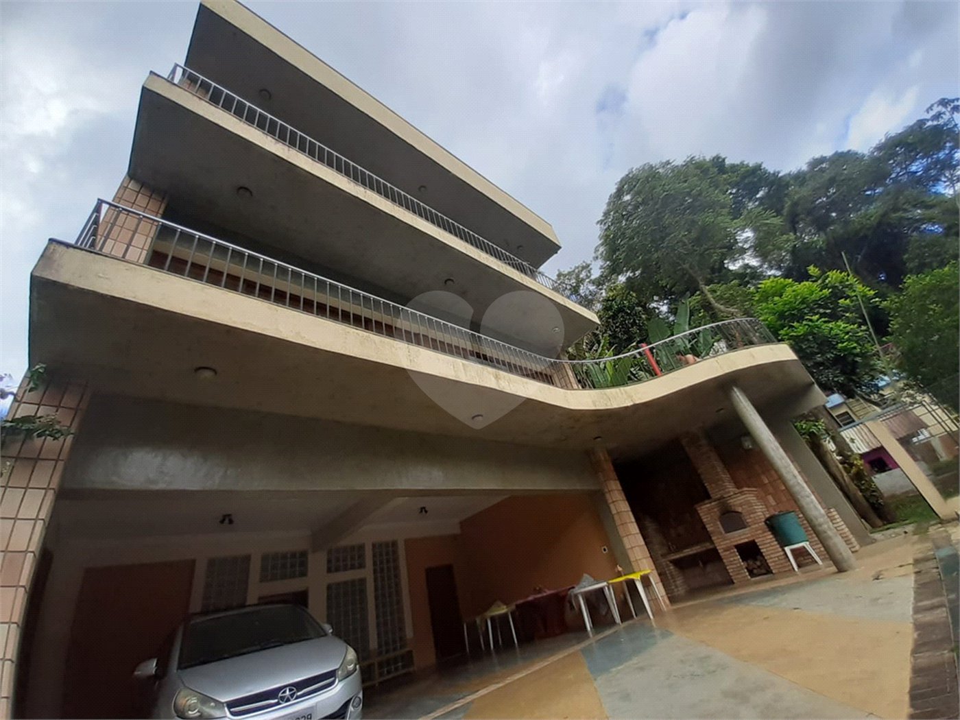 Casa à venda com 4 quartos, sendo 2 suítes, no condomínio Champs Elysees Village, Mairiporã - SP