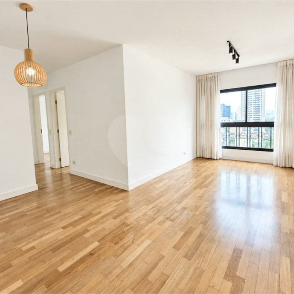 ÓTIMO APARTAMENTO 76 m² ÚTEIS REFORMADO 1 VAGA DE GARAGEM