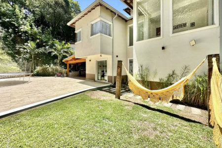 Casa à venda com 4 quartos, sendo 3 suítes,  no condomínio Vilarejo, Carapicuíba - SP