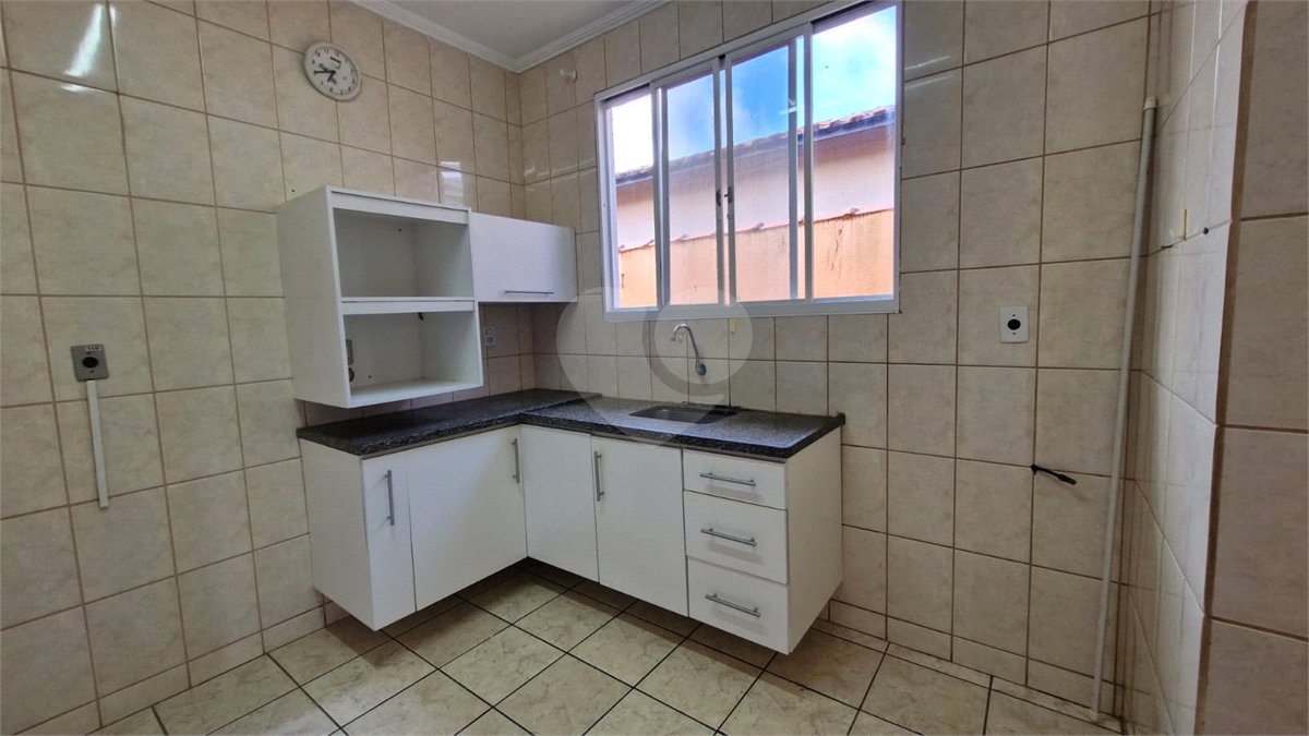 Casa para alugar com 3 quartos, sendo 1 suíte, no condomínio Santa Mônica, Atibaia - SP