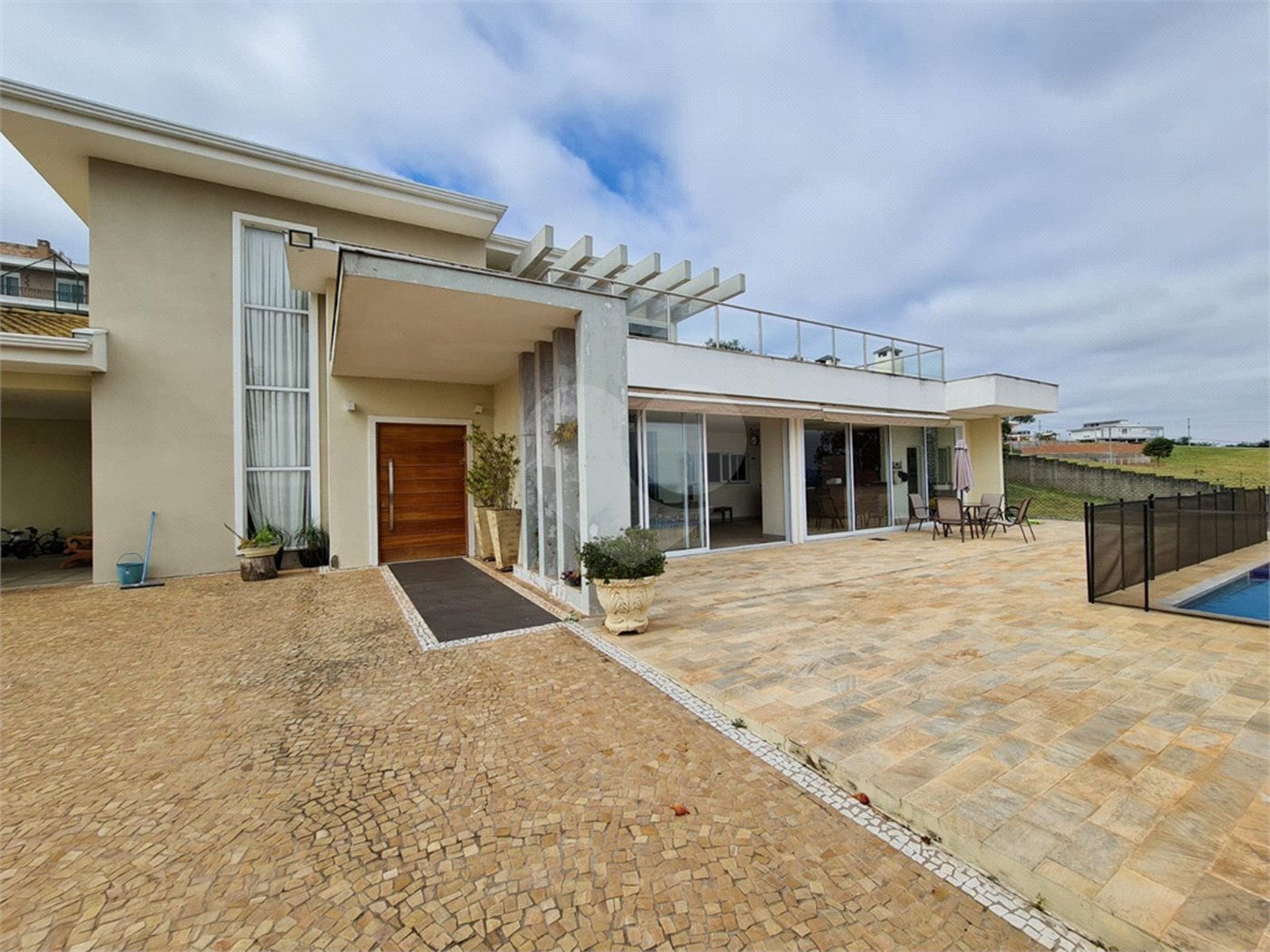 Casa à venda ou para alugar com 4 suítes no condomínio Residencial Jardim Primavera, Louveira - SP
