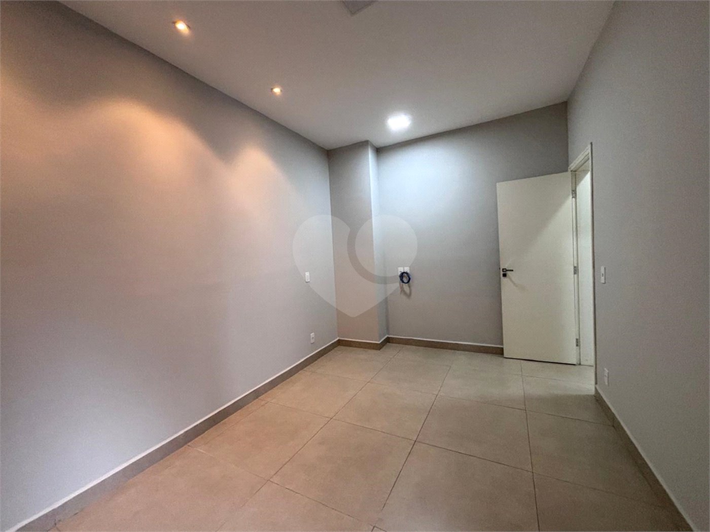 Casa à venda com 2 quartos, sendo 1 suíte, no condomínio Terras de São Francisco, Sorocaba - SP