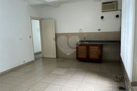 Sobrado à venda com 4 quartos, sendo 1 suíte, em Liberdade, São Paulo, SP