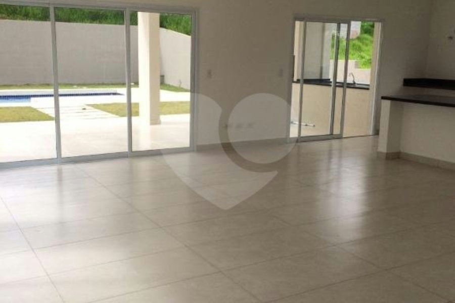 Casa à venda com 4 suítes no condomínio Santa Maria, Cotia - SP