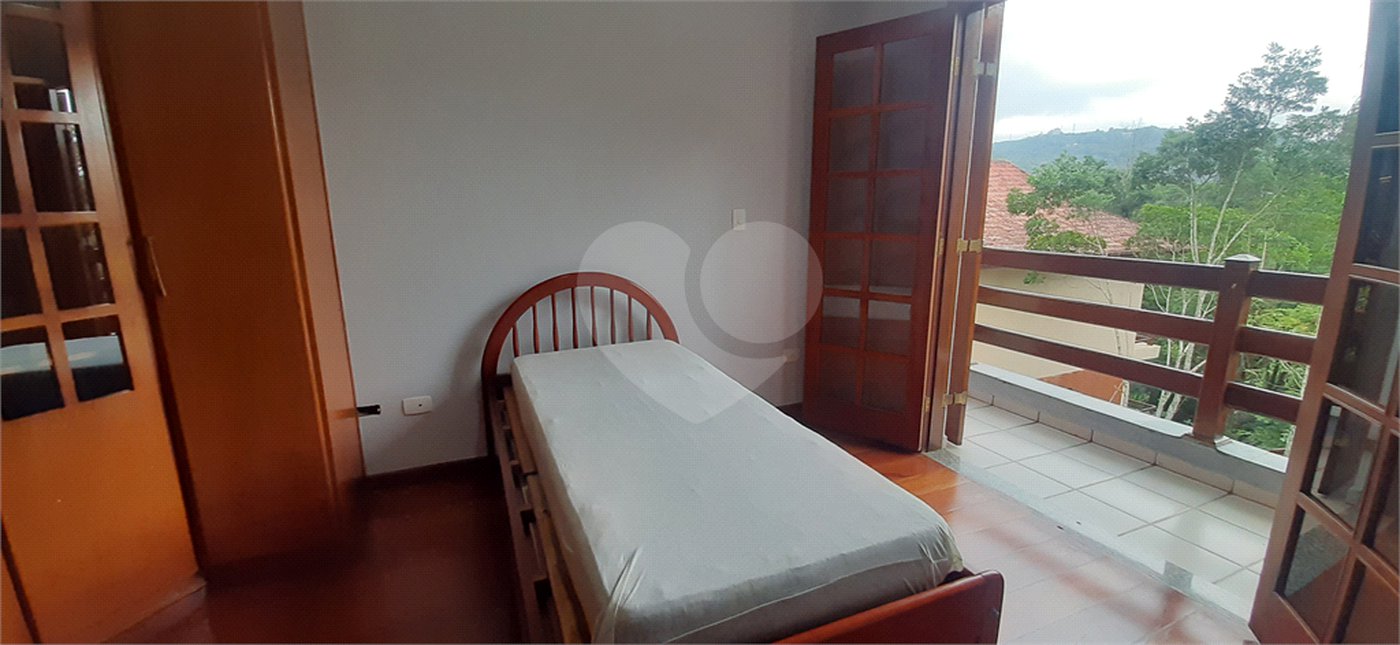 Sobrado à venda com 4 quartos, sendo 3 suítes, em Serra da Cantareira, Mairiporã, SP