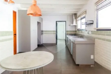 Higienópolis: 2 suítes, varanda envidraçada e vista aberta