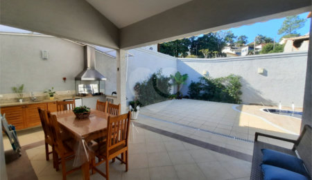 Casa à venda com 3 suítes no condomínio Parque Arco Iris, Atibaia - SP