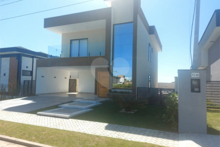 Casa à venda com 4 quartos, sendo 3 suítes, em Ogiva, Cabo Frio, RJ