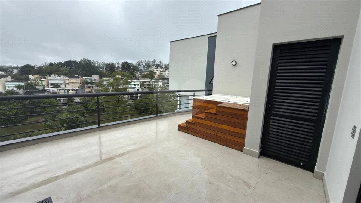 Sobrado de alto padrão no Swiss Park, totalmente reformado, com 4 suítes, piscina, elevador, espaço gourmet, 4 vagas e condomínio com lazer completo.