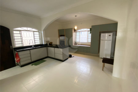 Sobrado à venda com 3 quartos, sendo 1 suíte, em Monte Castelo, São José dos Campos, SP