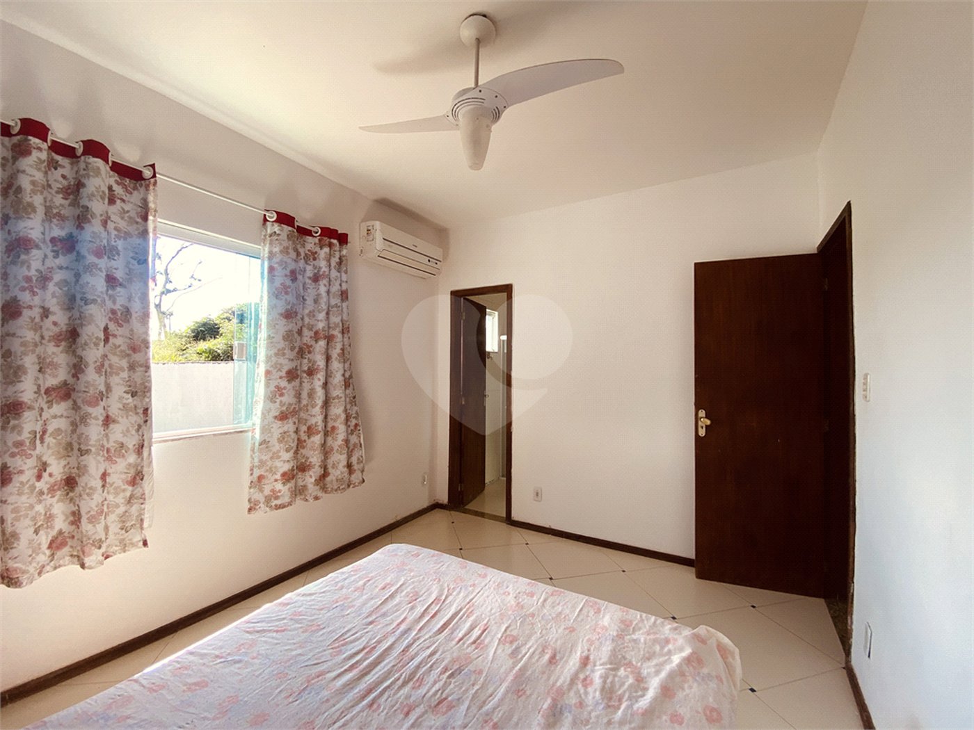 Casa em condomínio para alugar com 2 quartos, sendo 1 suíte, em Caravelas, Armação dos Búzios, RJ