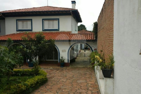 Casa à venda com 5 quartos, sendo 2 suítes, no condomínio Luís Romero Sanson, São Paulo - SP