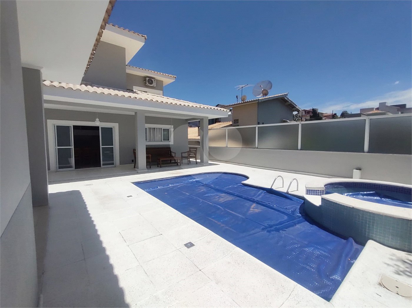 Casa à venda com 3 suítes no condomínio Villaggio Capriccio, Louveira - SP