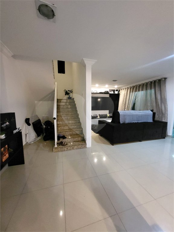 Casa à venda com 4 quartos, sendo 3 suítes, no condomínio Residencial Nelson Pinto, Rio de Janeiro - RJ