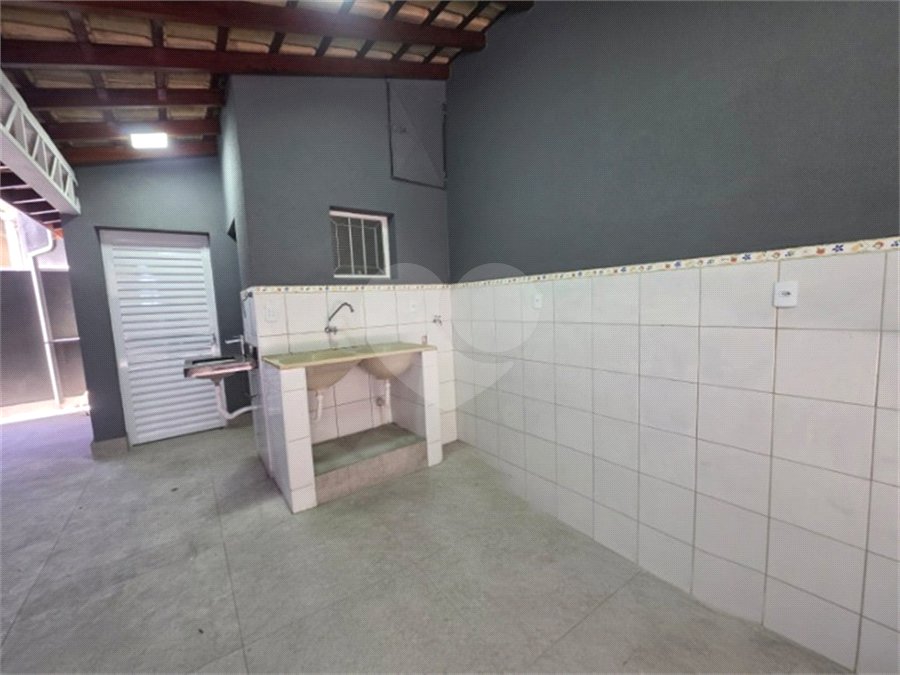 Casa à venda com 3 quartos, sendo 1 suíte, no condomínio Residencial Jardim das Palmeiras, Vinhedo - SP