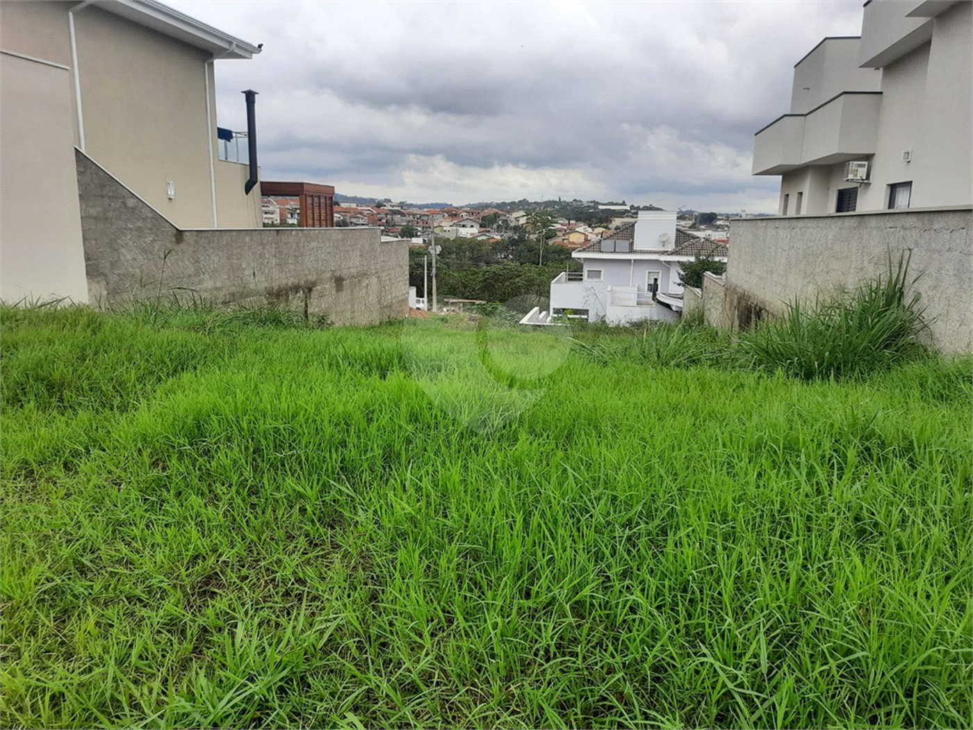 Terreno à venda no condomínio Bosque dos Cambarás, Valinhos - SP