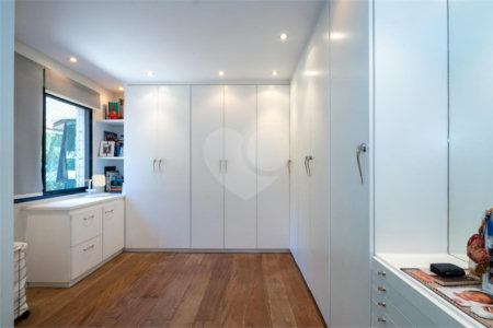 Apartamento à venda com 3 quartos, sendo 1 suíte, em Jardim Morumbi, São Paulo, SP