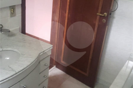 Sobrado à venda ou para alugar com 4 quartos, sendo 2 suítes, em Vila Congonhas, São Paulo, SP