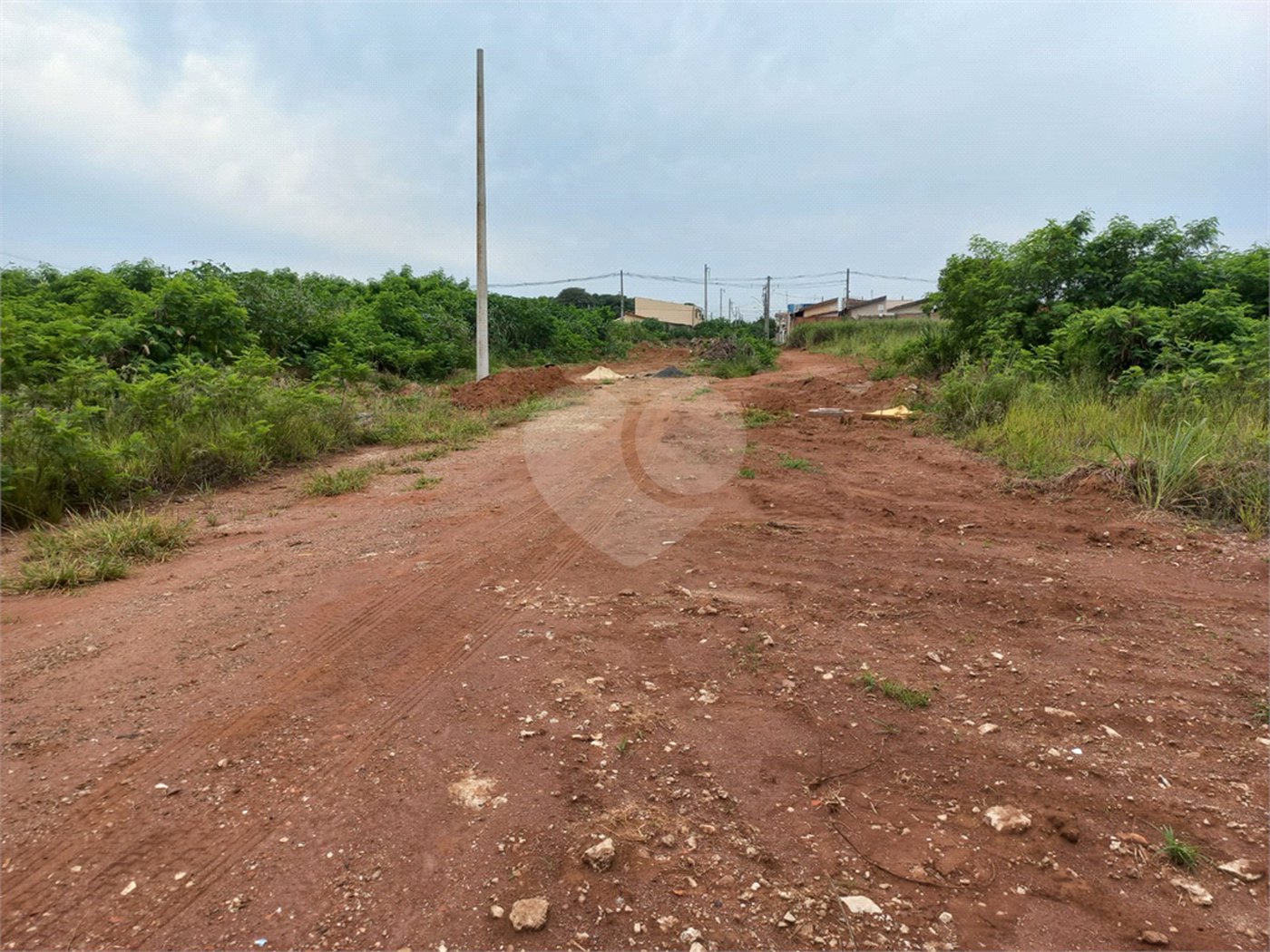 Terreno plano dispondo de 150,00 m² de área total.
