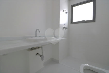 Apartamento à venda com 3 suítes em Moema, São Paulo, SP