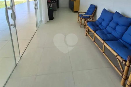 Casa à venda com 3 suítes no condomínio Chácaras Arumã, Sarapuí - SP