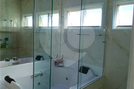 Casa à venda com 3 suítes no condomínio Figueira Garden, Atibaia - SP