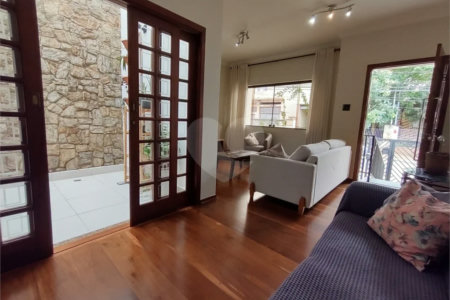 Linda casa à venda no bairro Santa Maria em São Caetano do Sul, 257 m², 3 quartos (1 suíte) e 6 vagas de garagem