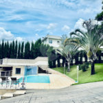 Casa à venda com 3 quartos, sendo 1 suíte, no condomínio Shambala I, Atibaia - SP