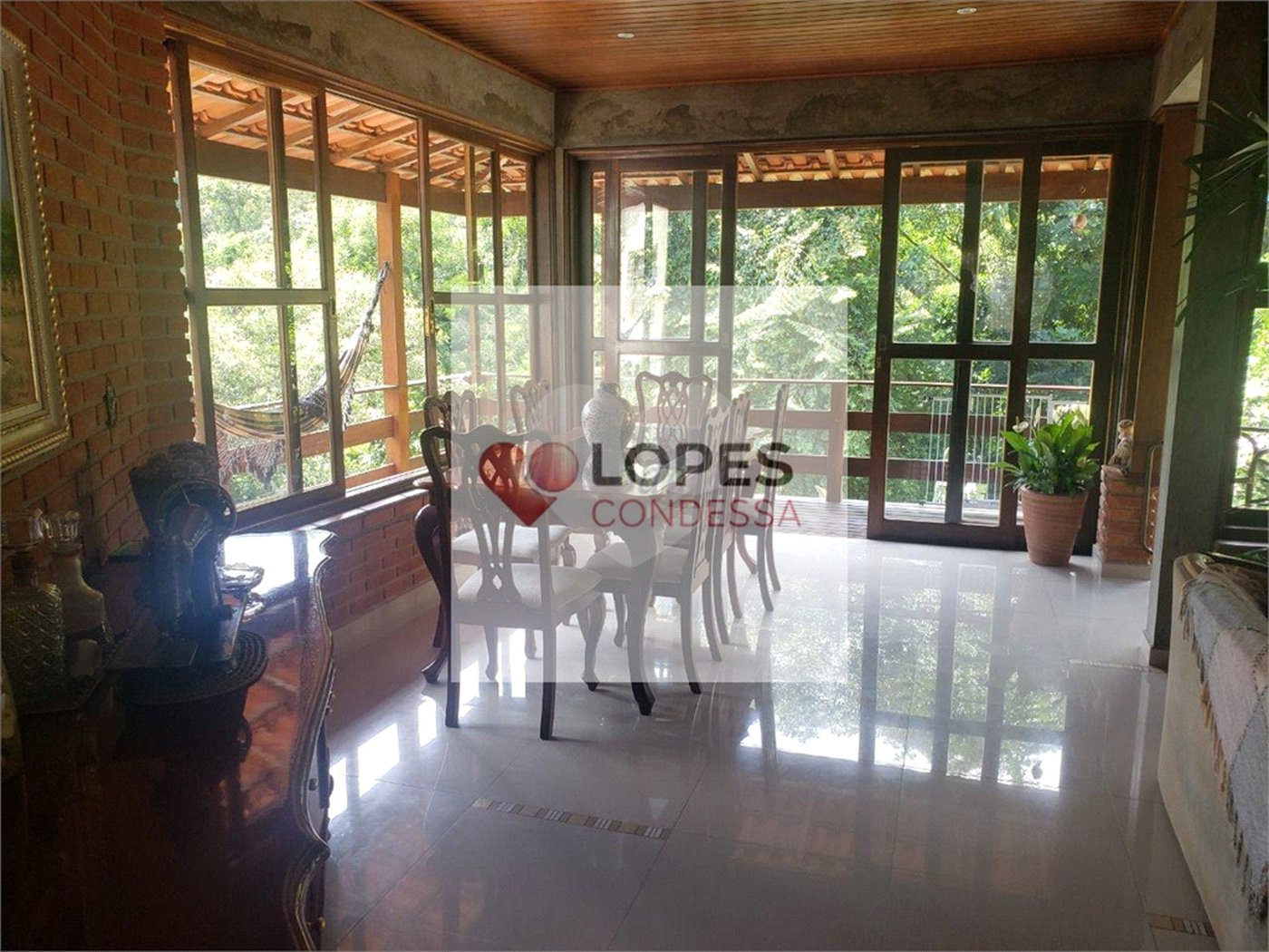 Casa à venda com 4 quartos, sendo 2 suítes, no condomínio Alpes da Cantareira, Mairiporã - SP