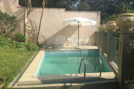Casa à venda com 5 quartos, sendo 4 suítes, no condomínio Jardim Vitória Régia, São Paulo - SP