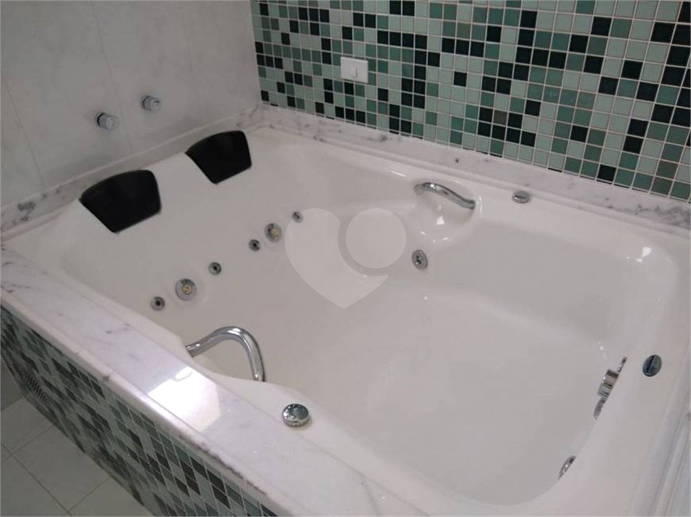 Casa à venda com 5 quartos, sendo 3 suítes, no condomínio Ville Chamonix, Itatiba - SP