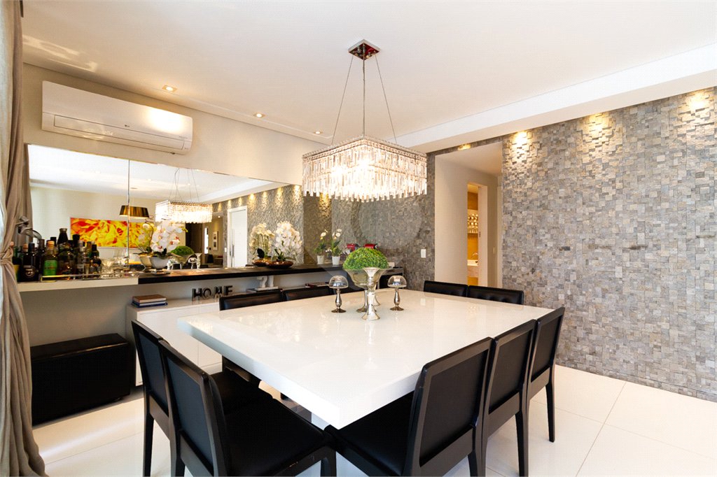 Apartamento de Alto Padrão no Campo Belo para venda com porteira fechada, com 4 dormitórios suítes e 4 vagas com lazer de club.