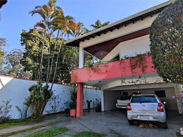 Sobrado à venda com 4 quartos, sendo 2 suítes,  em Interlagos, São Paulo, SP