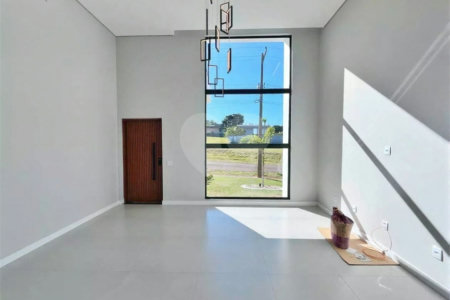 Casa à venda com 3 suítes no condomínio Ninho Verde II, Pardinho - SP