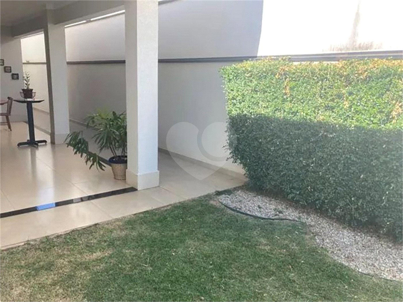 Casa à venda com 3 suítes no condomínio Terras do Cancioneiro, Paulínia - SP