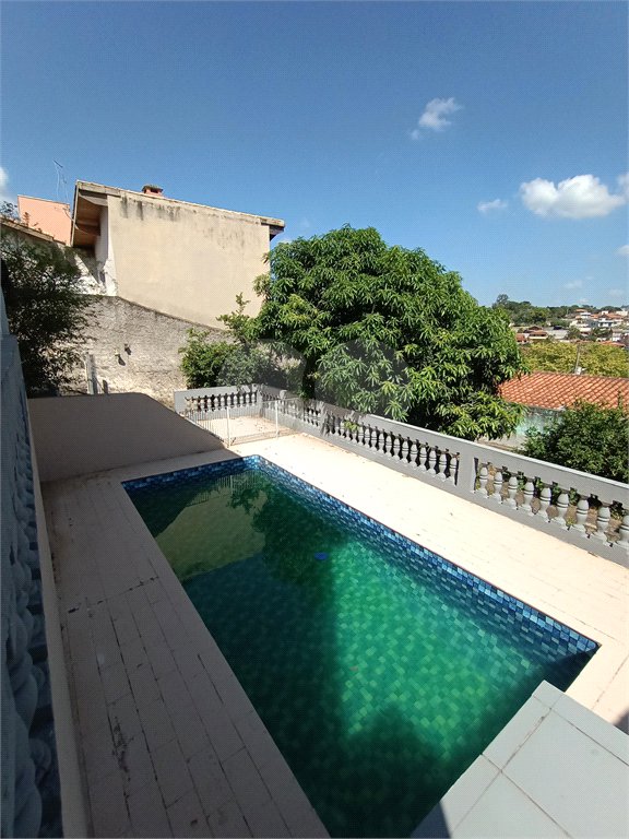 Casa à venda com 4 quartos, sendo 1 suíte, no condomínio Shangri-la, Atibaia - SP
