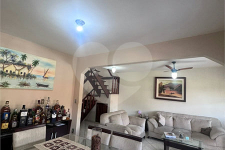 Casa à venda com 5 quartos, sendo 1 suíte, no condomínio Pedra Bonita, Rio de Janeiro - RJ