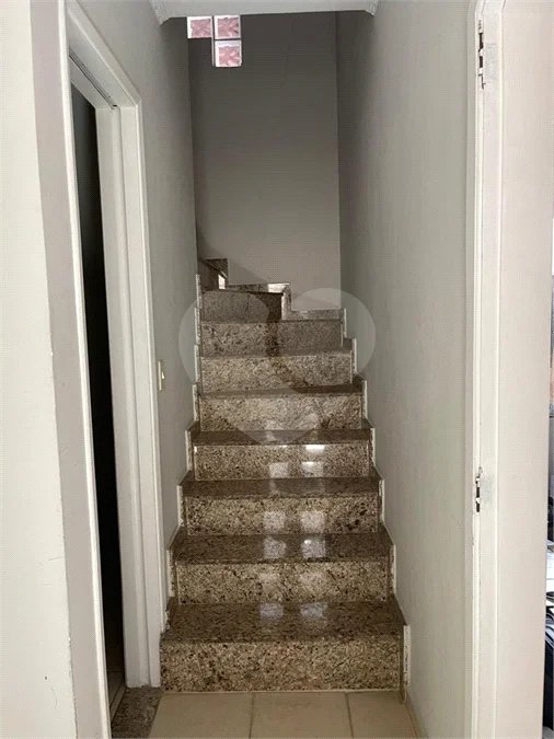 Sobrado com 4 dormitórios, 2 suítes, closet, varandas, escritório, jardim de inverno, espaço gourmet com churrasqueira e fogão a lenha e 3 vagas.