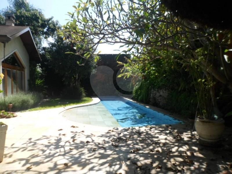 Casa à venda com 4 suítes no condomínio Jardim das Azaléias, São Paulo - SP