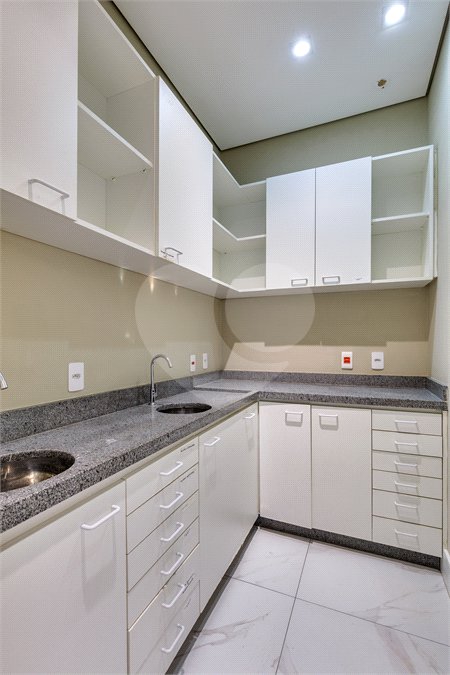 Casa à venda ou para alugar com 12 quartos, sendo 2 suítes, em Alto da Boa Vista, São Paulo, SP
