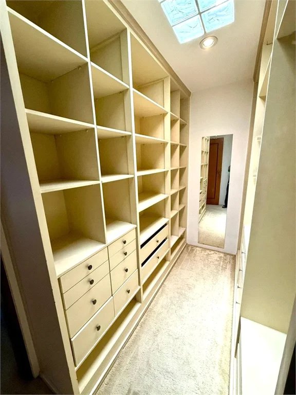 Sobrado à venda com 5 quartos, sendo 3 suítes, em Jardim Leonor, São Paulo, SP
