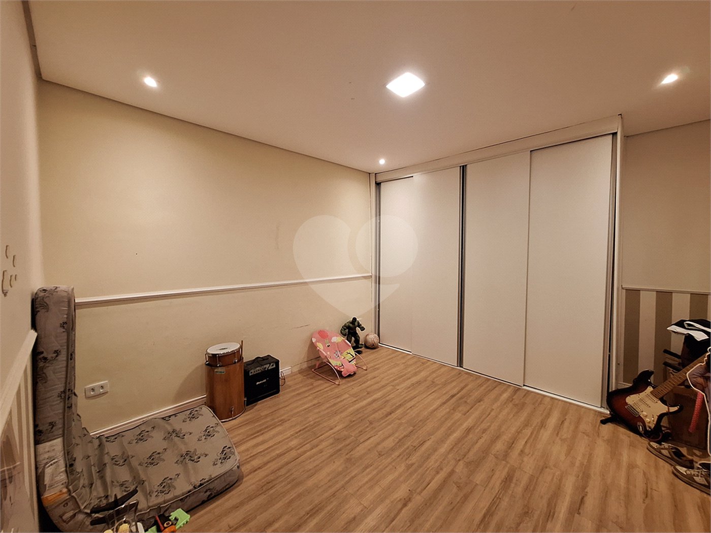 Casa à venda com 3 quartos, sendo 1 suíte, em Chora Menino, São Paulo, SP