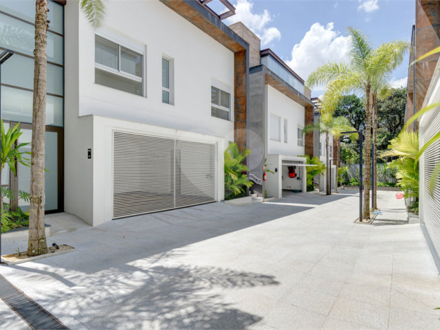 Casa à venda com 4 quartos, sendo 3 suítes,  no condomínio Jardim Flora, São Paulo - SP